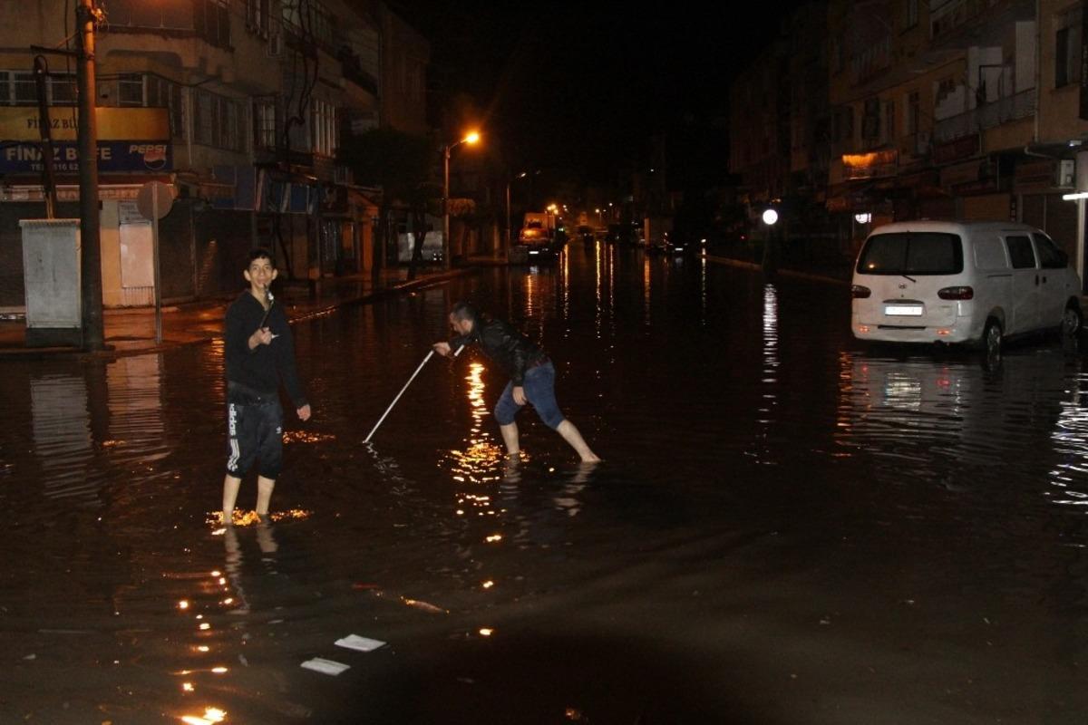 İskenderun&rsquo;da sağanak yağış hayatı fel&ccedil; etti