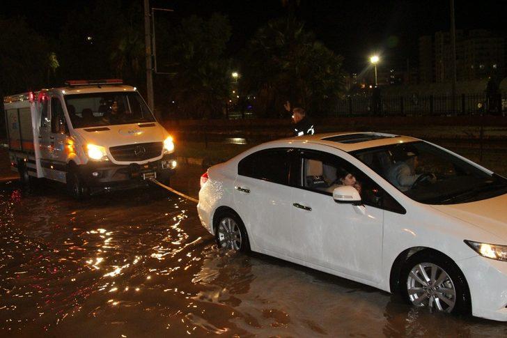 İskenderun’da sağanak yağış hayatı felç etti G3