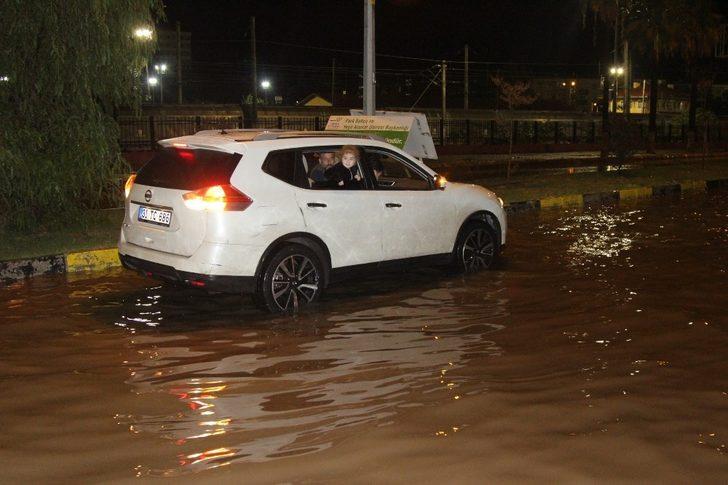 İskenderun’da sağanak yağış hayatı felç etti G4