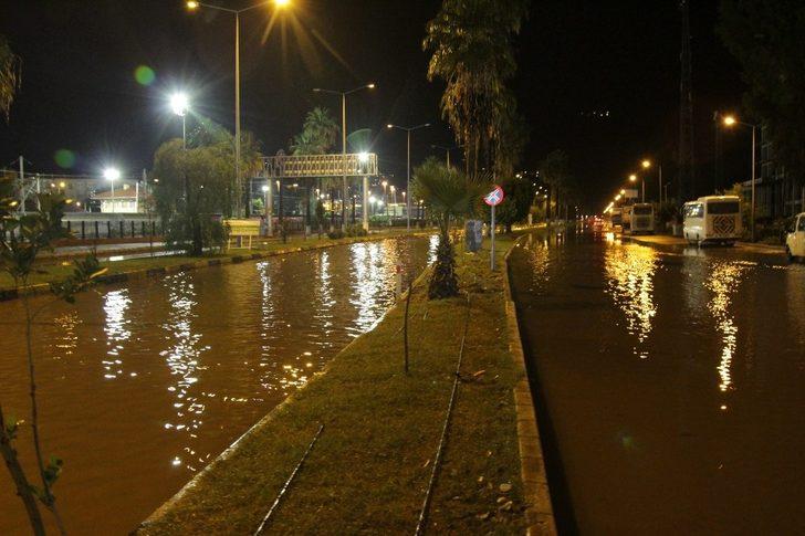 İskenderun’da sağanak yağış hayatı felç etti G5