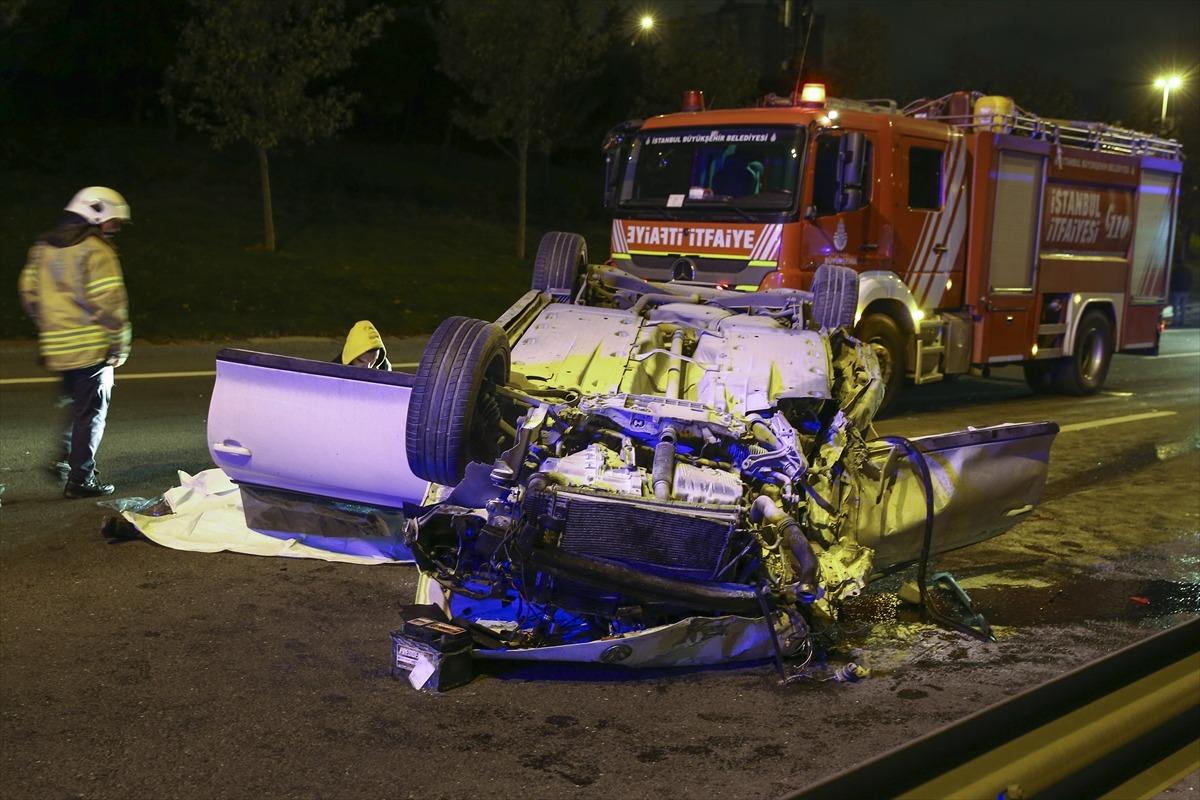 İstanbul'da otomobil kamyona &ccedil;arptı: 2 &ouml;l&uuml;, 1 yaralı