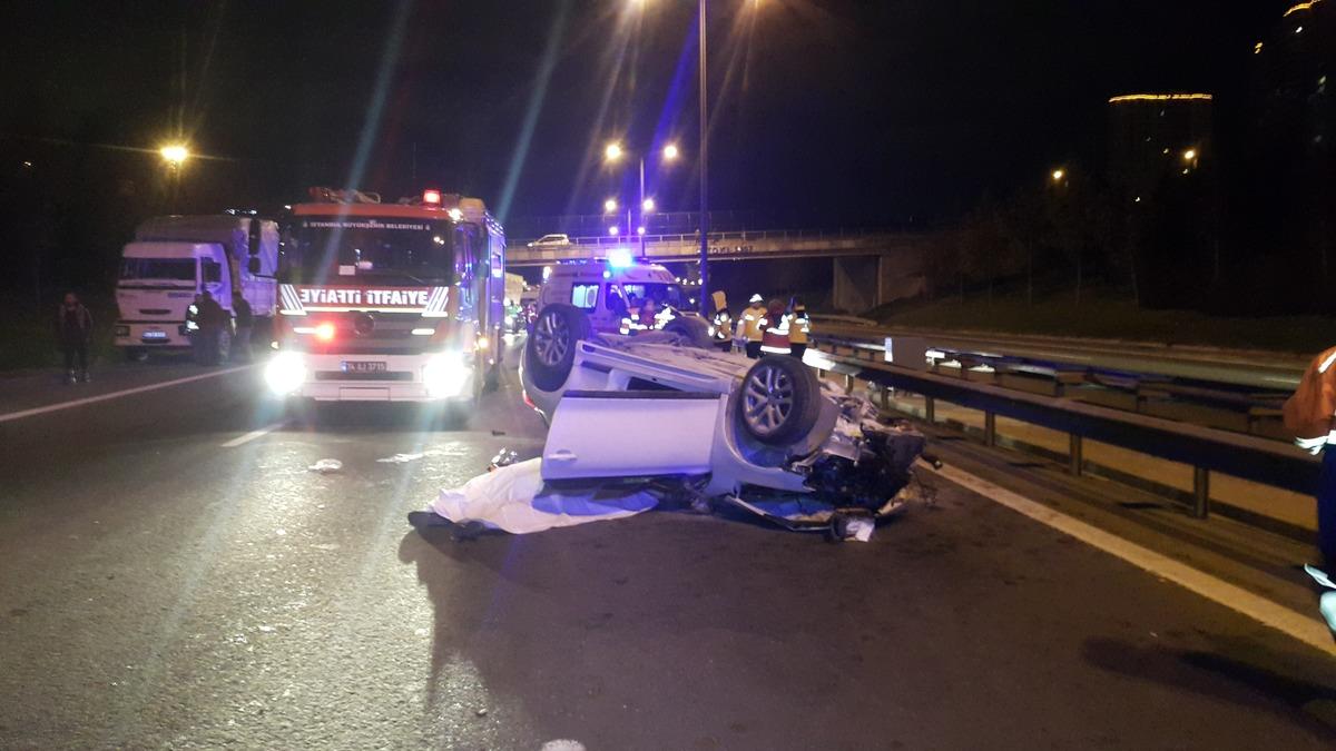 TEM'de otomobil kamyona &ccedil;arpıp takla attı: 2 &ouml;l&uuml;, 1 ağır yaralı&nbsp;