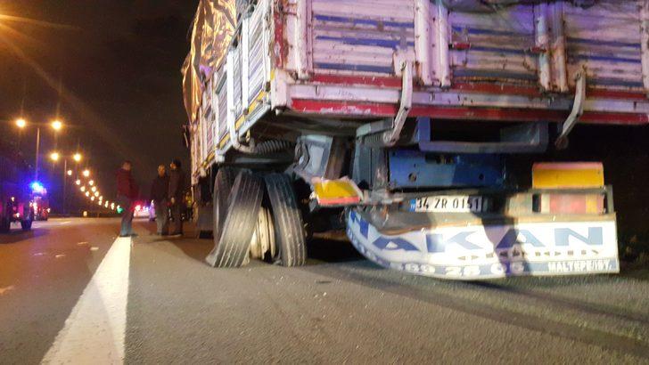 TEM'de otomobil kamyona çarpıp takla attı: 2 ölü, 1 ağır yaralı  G2