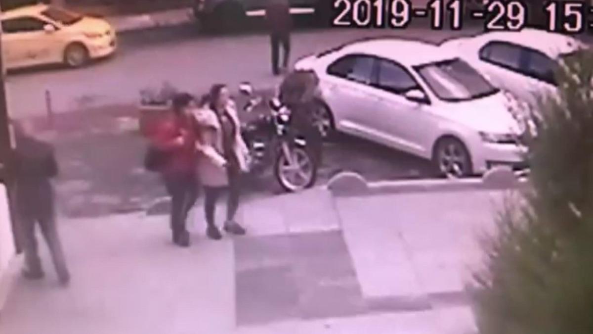 Minib&uuml;s&ccedil;&uuml; dehşeti! Kendisini uyaran kız kardeşlere saldırdı