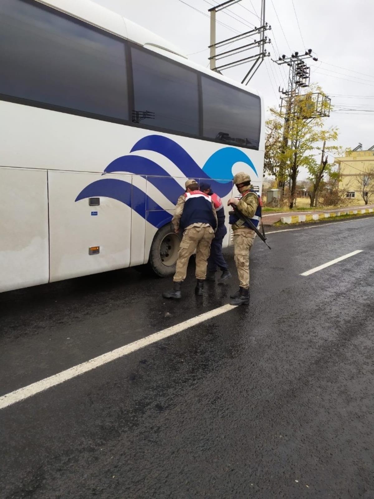 Jandarma trafik ekipleri kış lastiklerini denetledi
