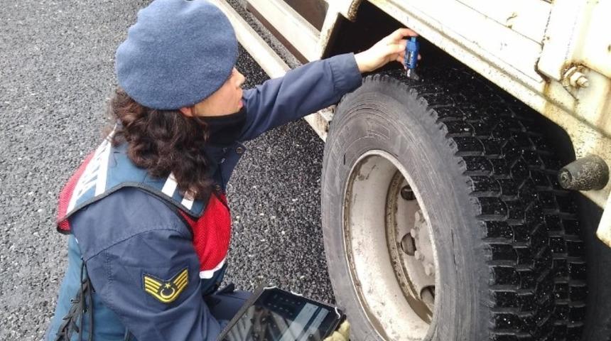 K&ouml;pr&uuml;k&ouml;y İl&ccedil;e Jandarma Trafik Ekiplerinden Kış Lastiği Uygulaması