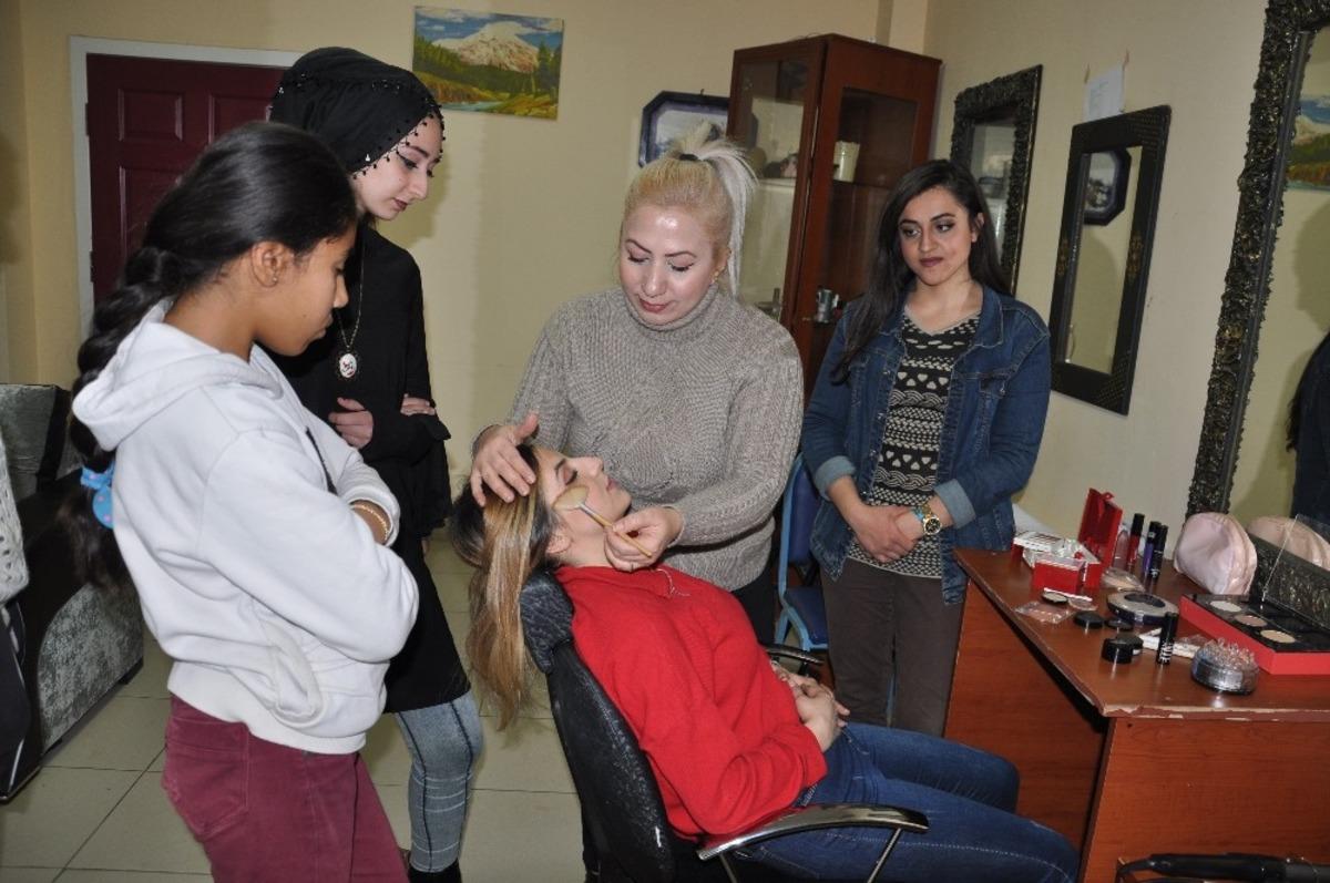 Kuaf&ouml;rl&uuml;k tecr&uuml;besini gen&ccedil; kızlara aktarıyor
