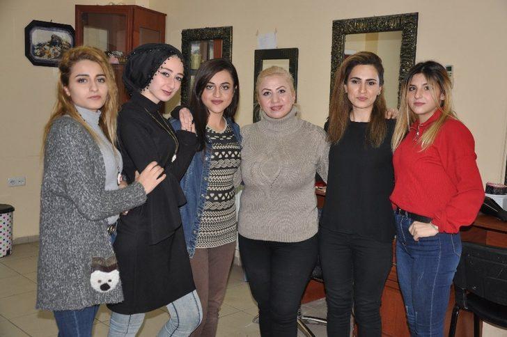 Kuaförlük tecrübesini genç kızlara aktarıyor G2