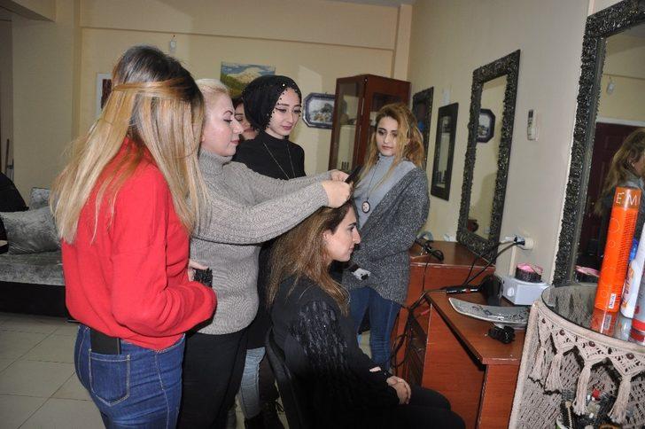 Kuaförlük tecrübesini genç kızlara aktarıyor G3