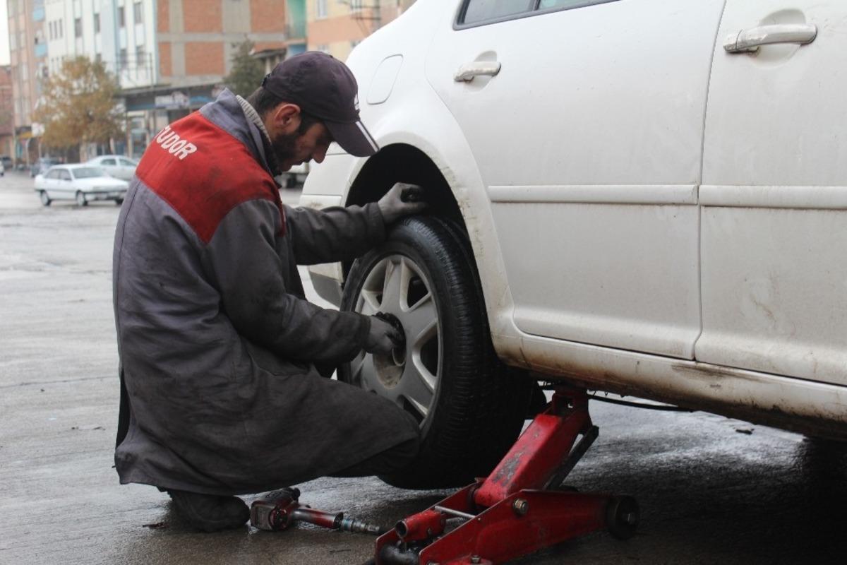 Oto lastik&ccedil;ilerde kış lastiği mesaisi s&uuml;r&uuml;yor