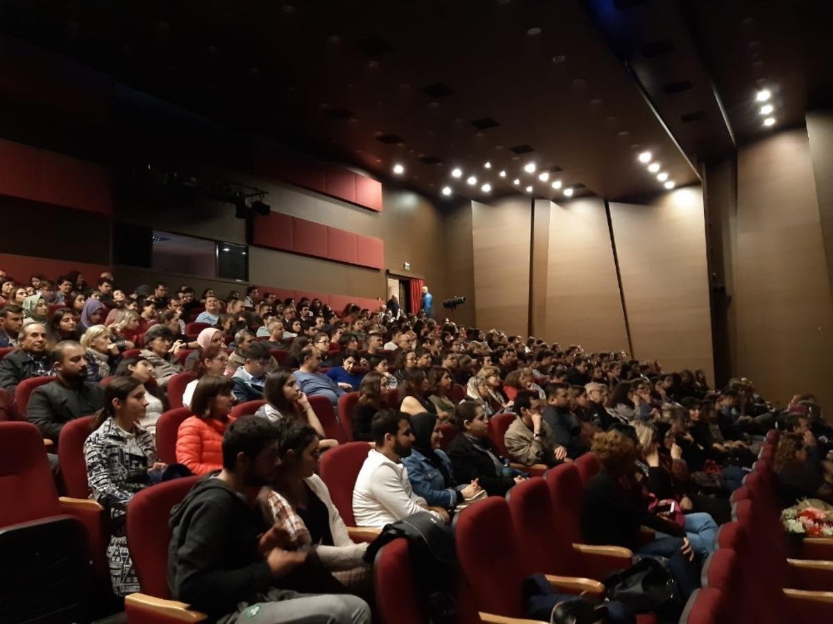 &rsquo;Yalan Makinası&rsquo; oyunu &Ccedil;anakkale&rsquo;de sahne aldı