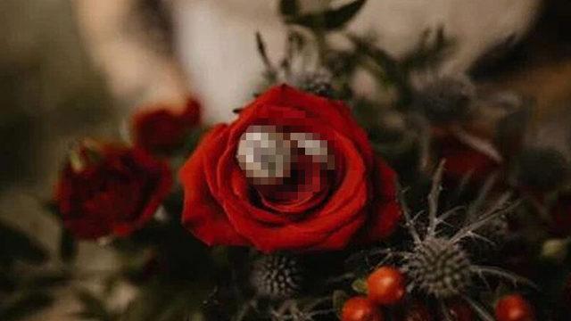 Evleneceği kadının genital organı şeklinde nişan yüzüğü yaptı! 