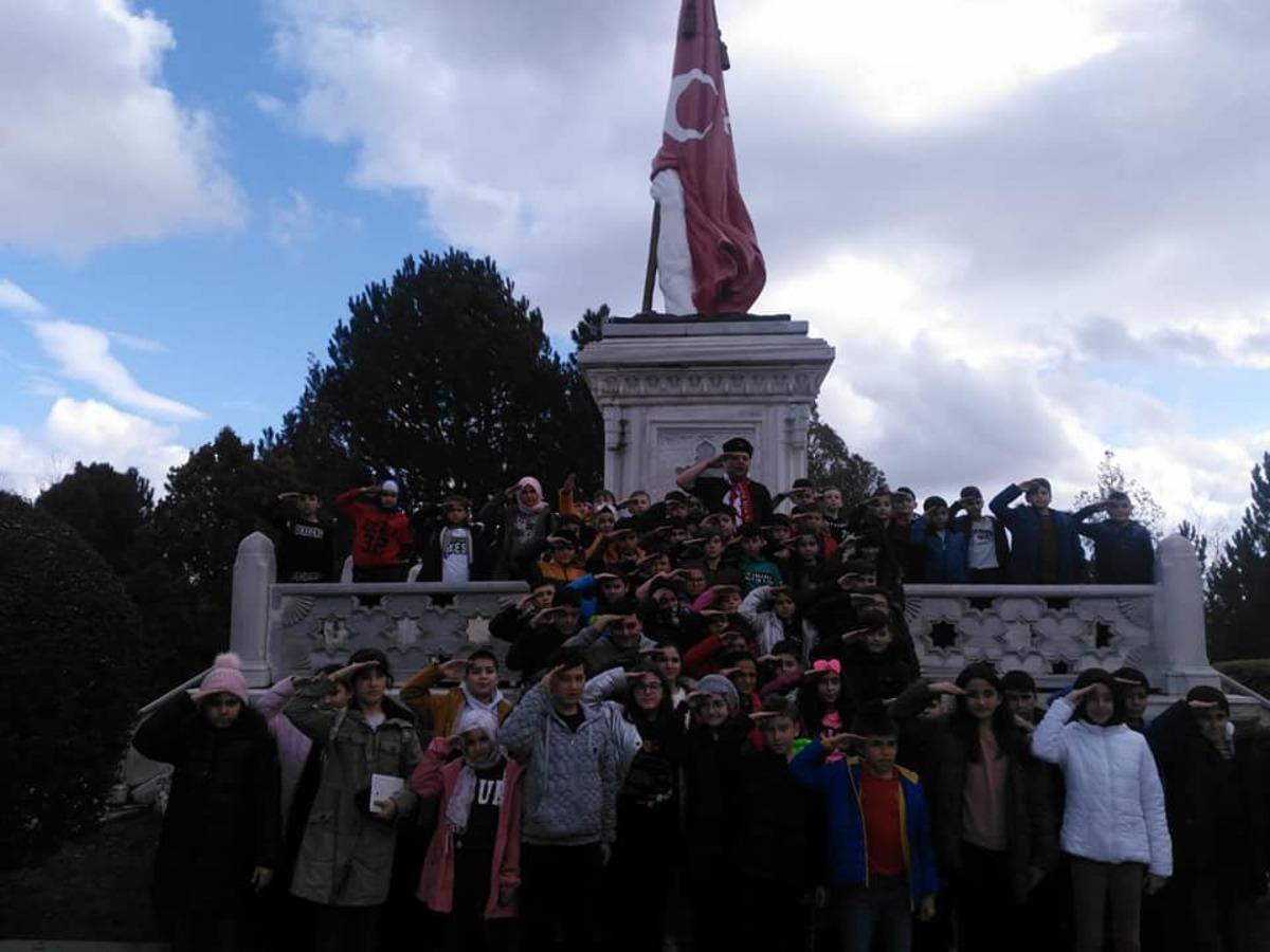 &Ouml;ğrenciler, veliler ve &ouml;ğretmenlerden şehitlik ziyareti