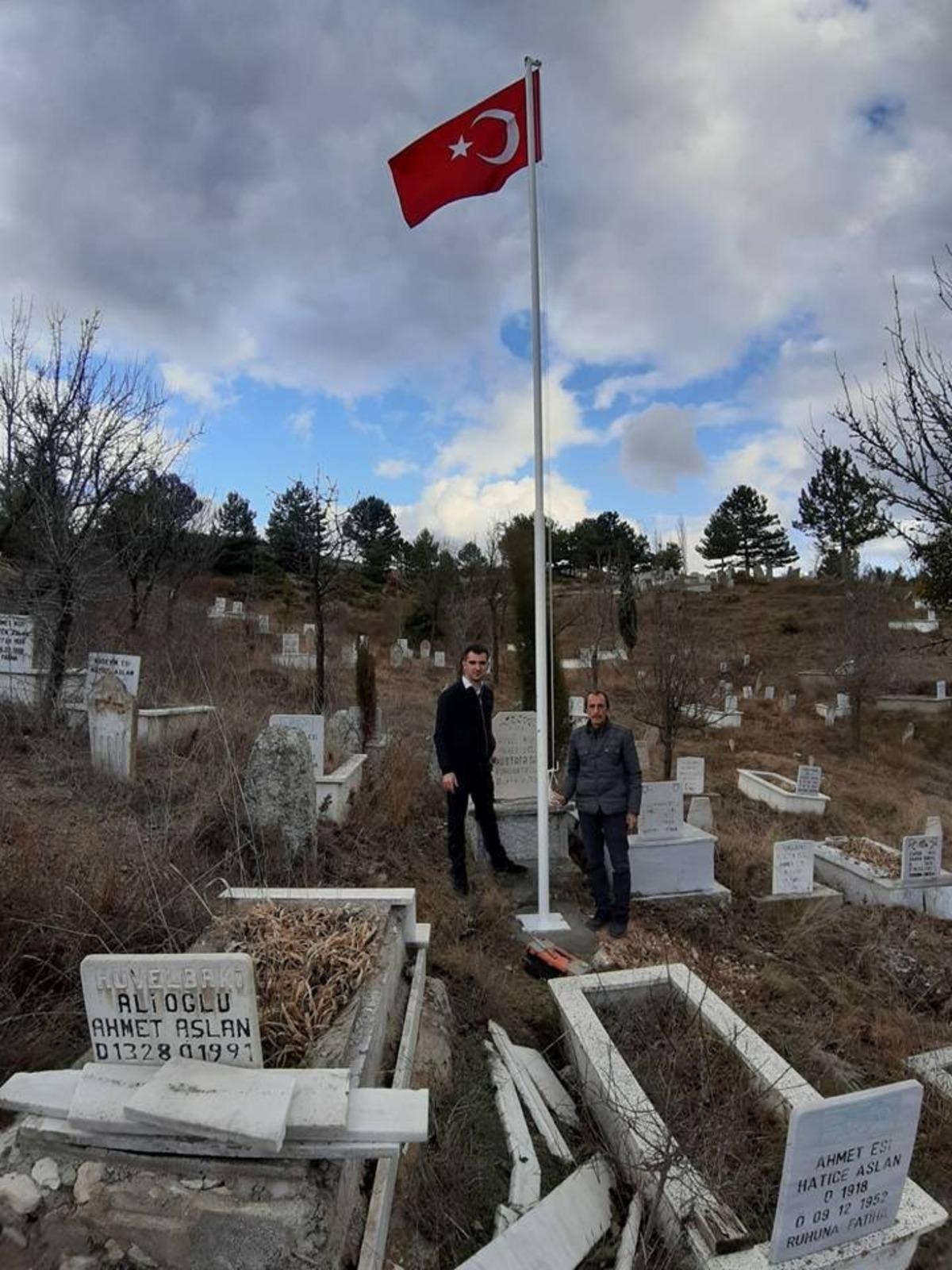Şehit mezarına T&uuml;rk bayrağı diktiler