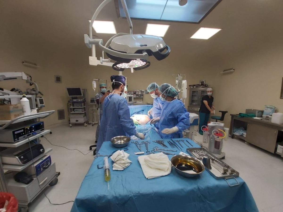 Ağrı şikayetiyle hastaneye giden kadının karnından 4 kiloluk t&uuml;m&ouml;r &ccedil;ıktı