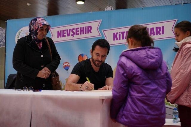 Uğur Arslan, Nevşehir’de kitap fuarına katıldı