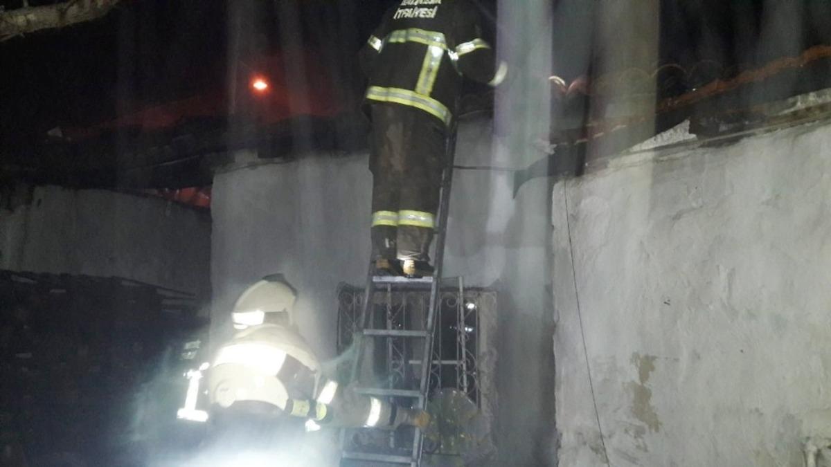 Burhaniye&rsquo;de baca yangını evi kul etti