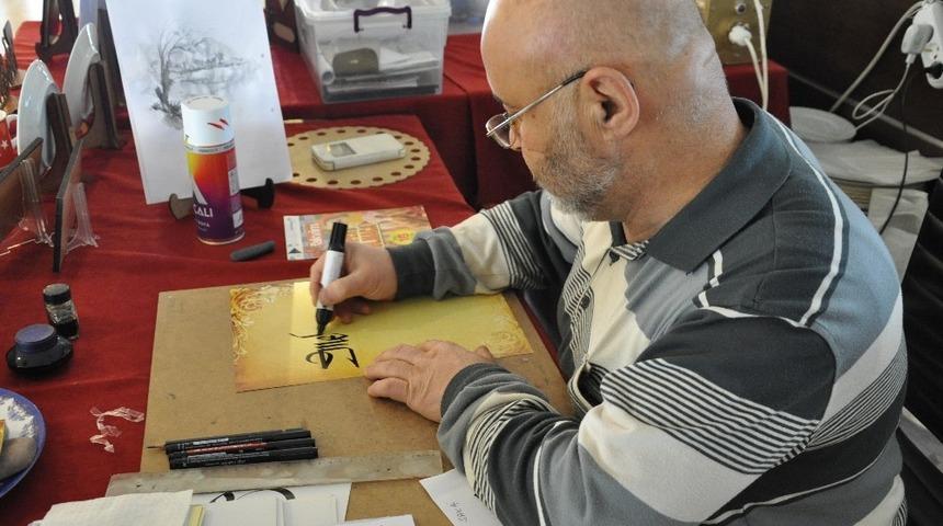 Kaligrafi sanatını K&uuml;tahya&rsquo;nın sembol&uuml; &ccedil;ini tabaklar &uuml;zerinde sergiliyor