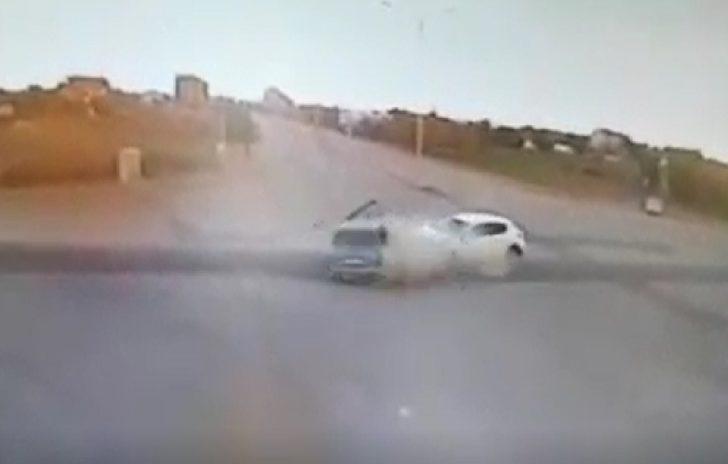 Konya’da iki otomobilin çarpışma anı kamerada! G1