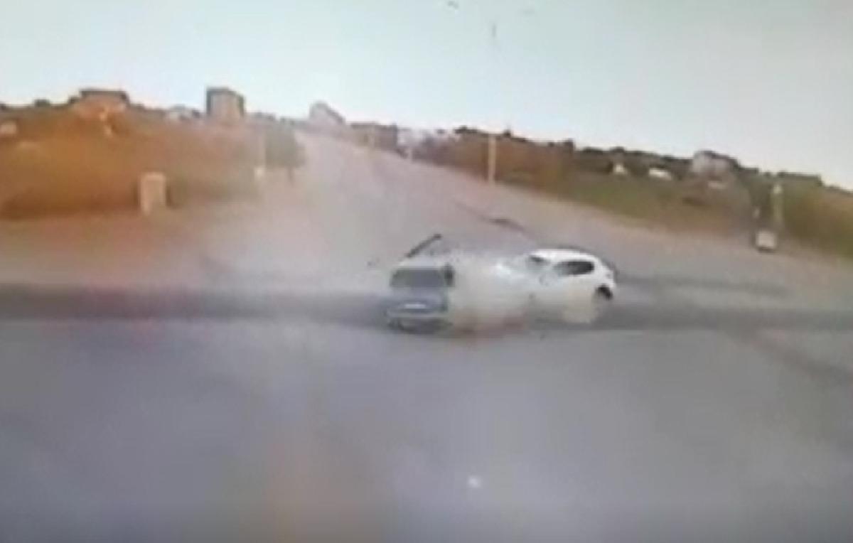 Konya&rsquo;da iki otomobilin &ccedil;arpışma anı kamerada!