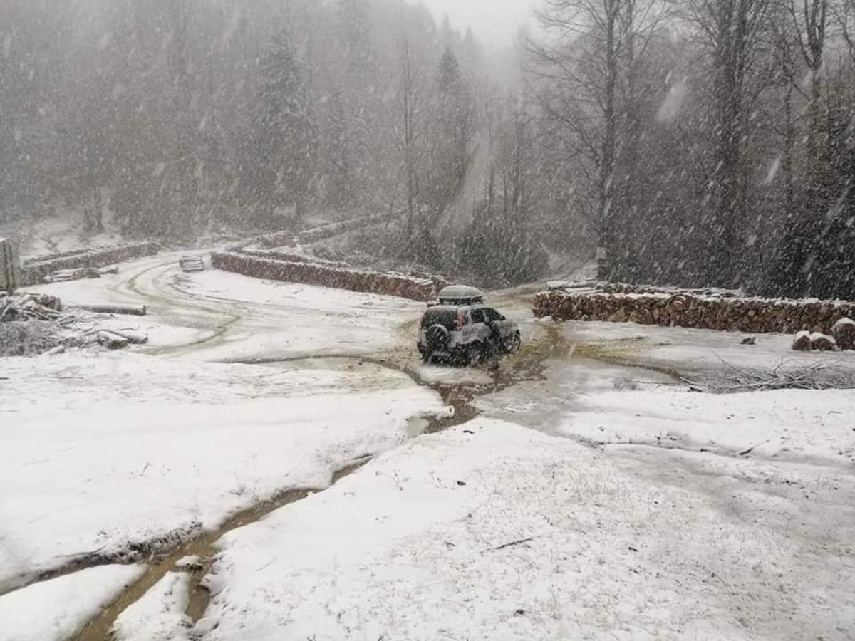 Mevsimin ilk karı G&uuml;meli&rsquo;ye yağdı