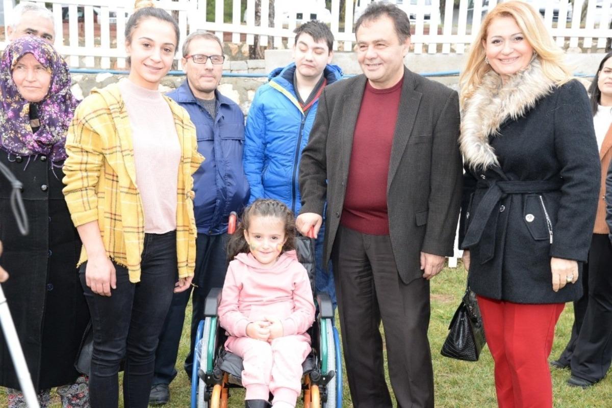 İhtiya&ccedil; sahiplerine tekerlekli sandalye, g&ouml;rme engelliler i&ccedil;in baston