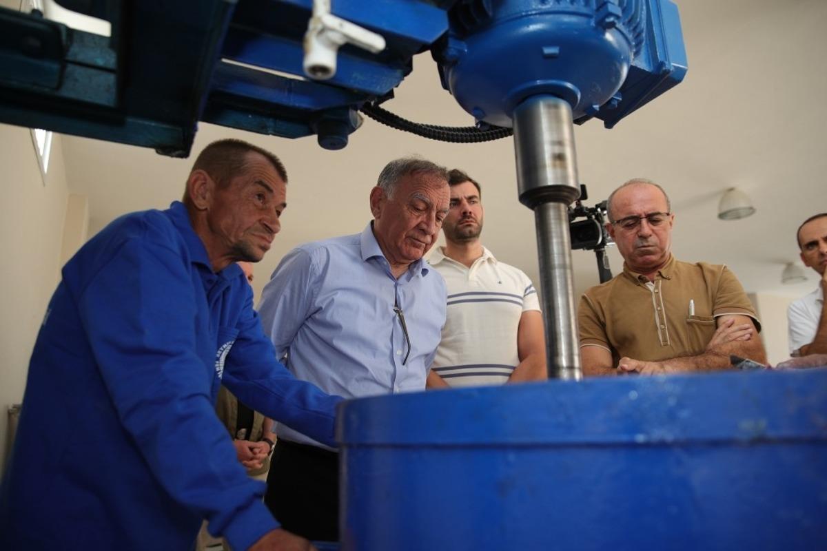 Seyhan, kendi &uuml;rettiği boyayı kullanıyor