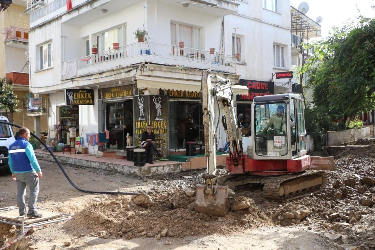 Kuşadası&rsquo;nda &ccedil;alışmalar 24 saat esaslı y&uuml;r&uuml;t&uuml;l&uuml;yor