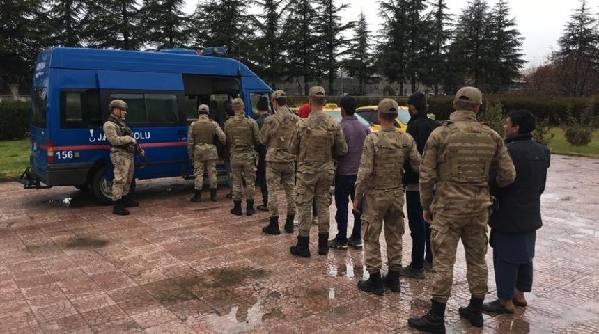 Elazığ&rsquo;da 8 g&ouml;&ccedil;menle birlikte 2 ş&uuml;pheli yakalandı