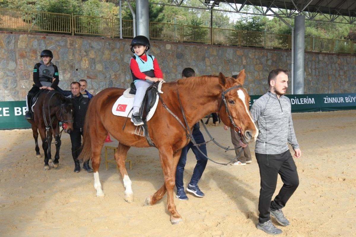 &Ouml;zel &ccedil;ocukların at binme keyfi