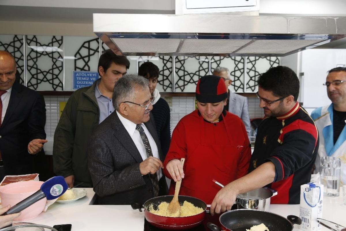 Başkandan ilgi, &ouml;ğrencilerden sevgi