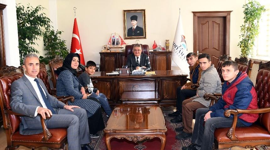 Engelli &ccedil;ocuklardan Vali Aykut Pekmez&rsquo;e ziyaret
