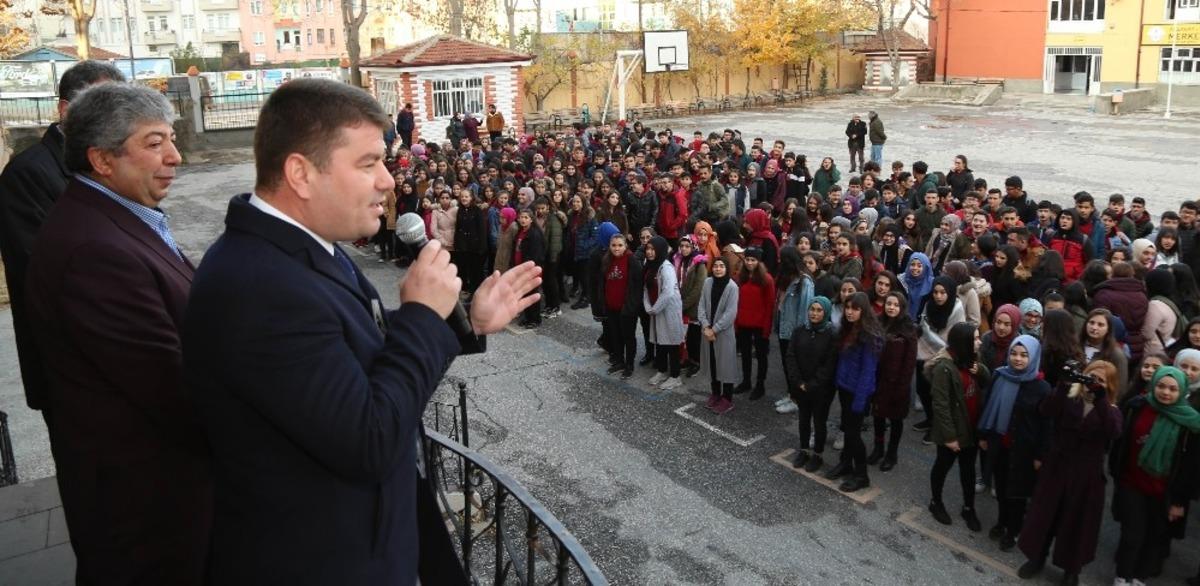 Başkan Din&ccedil;er, 21 yıl &ouml;nce mezun olduğu okulda &ouml;ğrencilerle buluştu