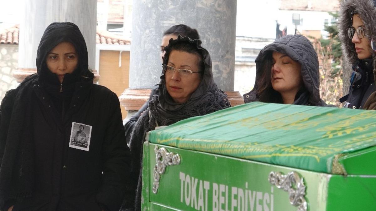 Kansere yenik d&uuml;şt&uuml;, beslediği 100 k&ouml;pek sahipsiz kaldı
