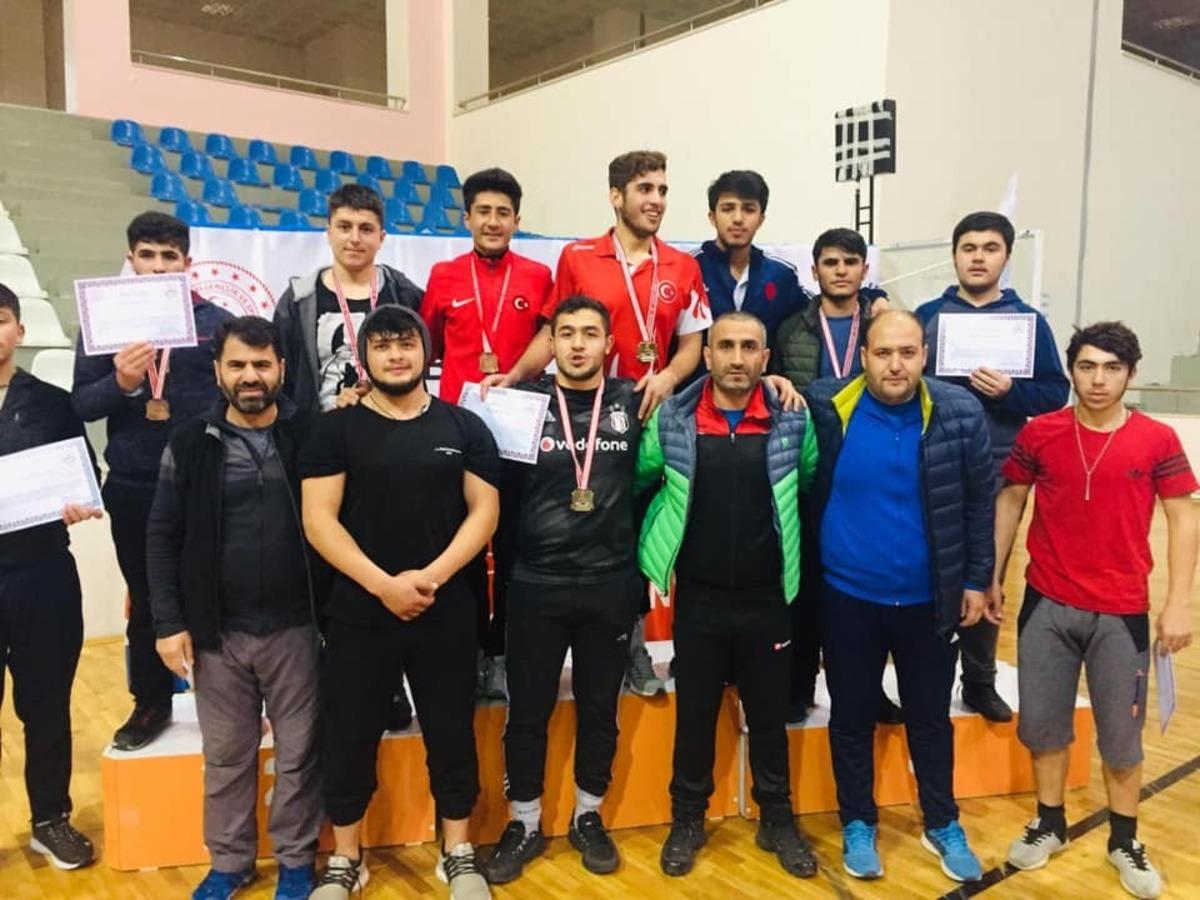 Vanlı g&uuml;reş&ccedil;iler Bing&ouml;l&rsquo;den 8 madalyayla d&ouml;nd&uuml;ler