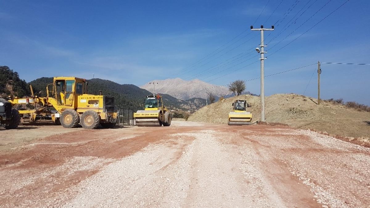 Kumluca&rsquo;da &Uuml;&ccedil;oluk-Kuzca grup yoluna bakım