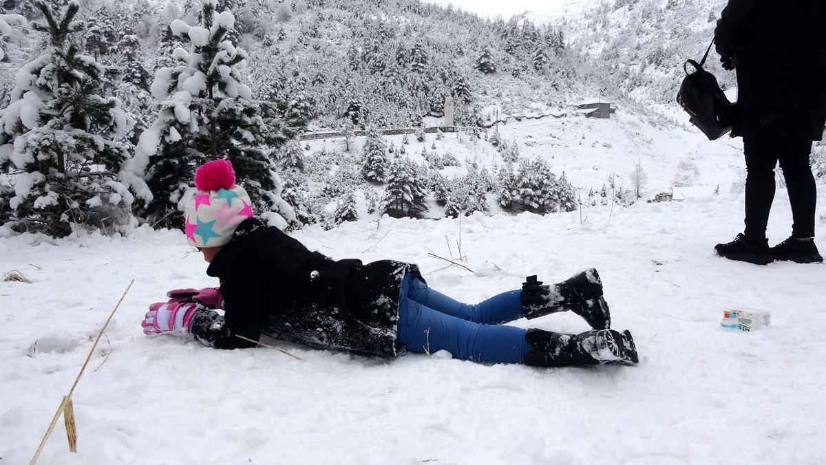 Doğu Karadeniz'de kardan 57 k&ouml;y yolu kapandı