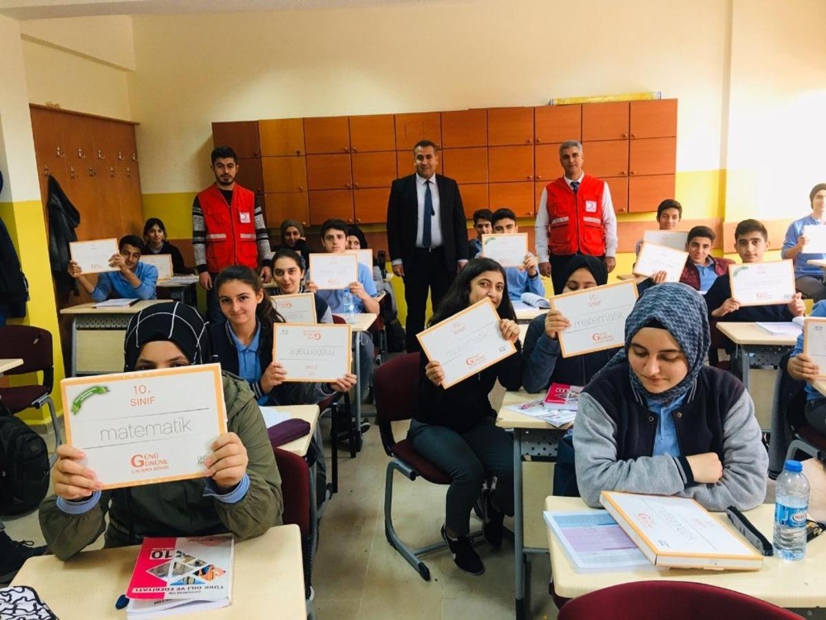 Siirt Kızılay Şubesinden lise &ouml;ğrencilerine kitap yardımı