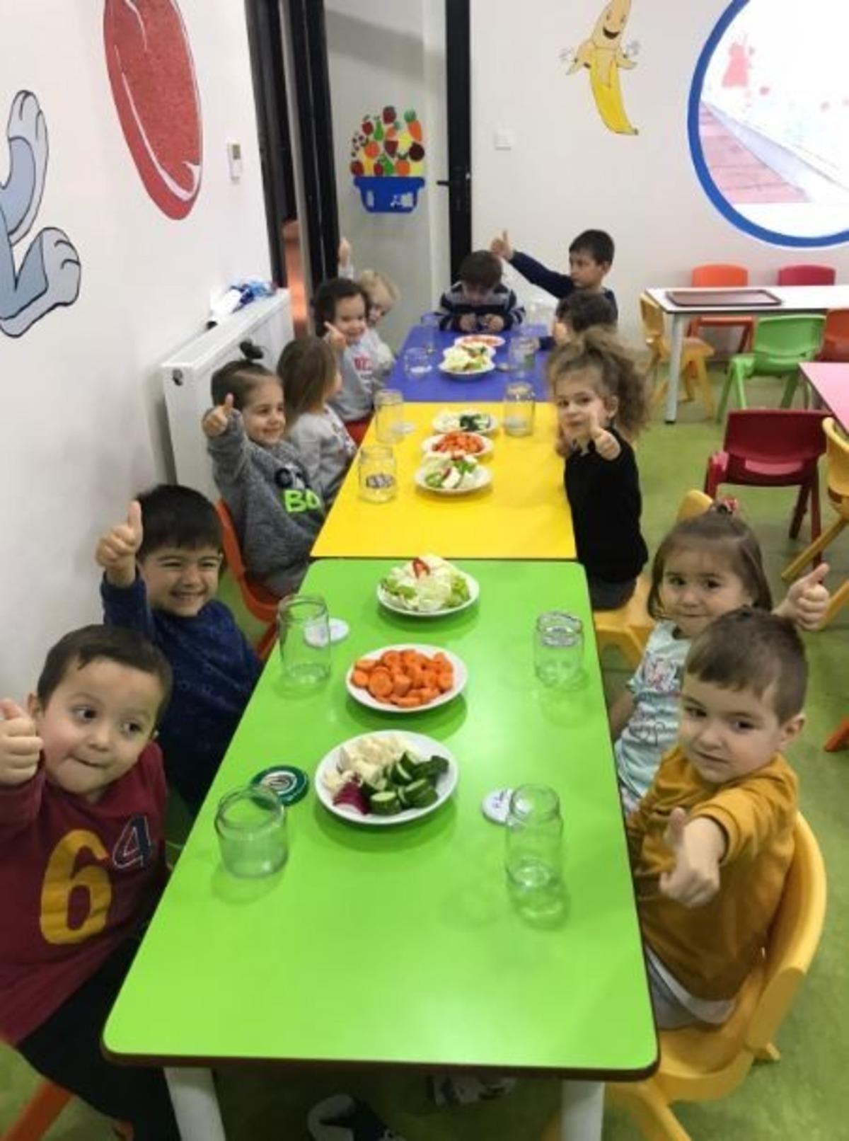Minik eller turşu yaptı