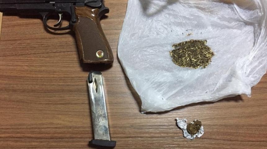 Aracında uyuşturucu ve tabanca bulunan şüpheli tutuklandı