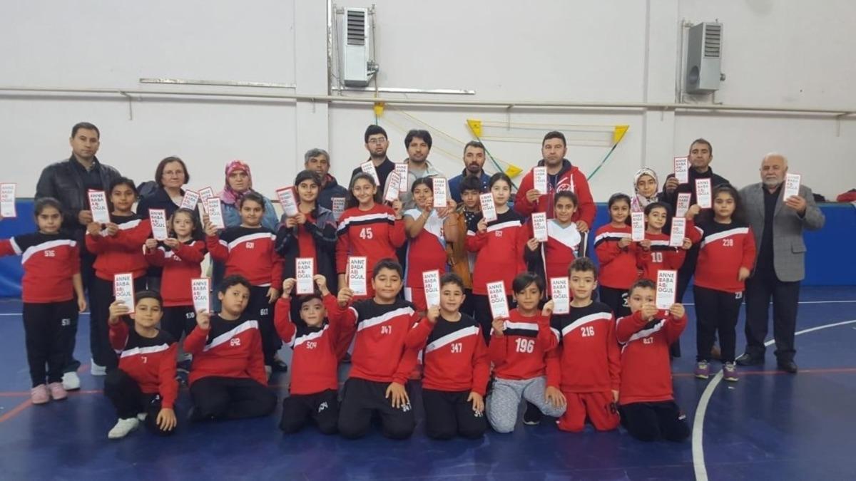 &Ccedil;ocuklar antremanda veliler kan bağışında