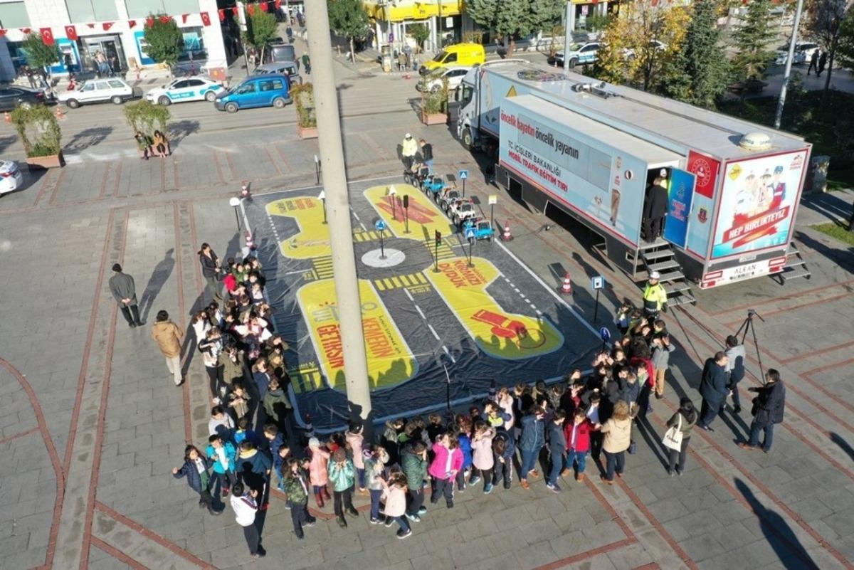 Mobil Trafik Eğitim Tırı Isparta&rsquo;da