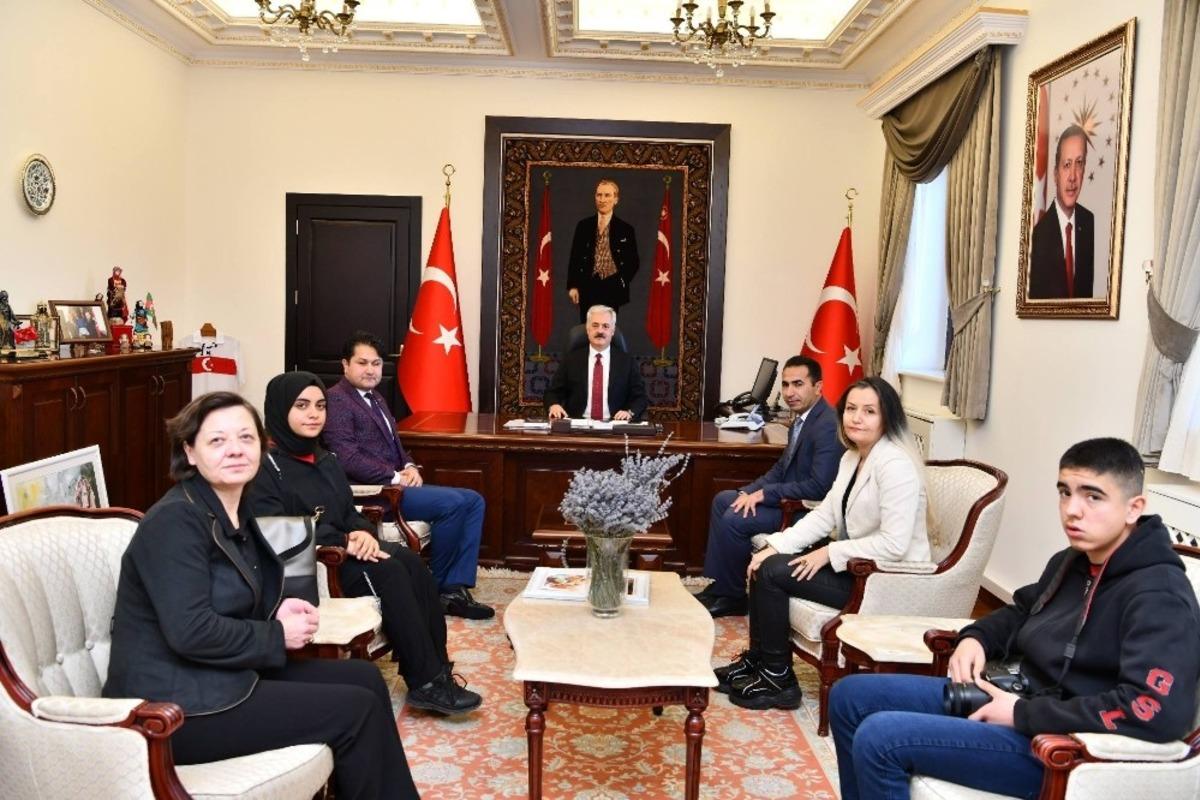Sanat&ccedil;ı liselilerden Vali Seymenoğlu ziyareti