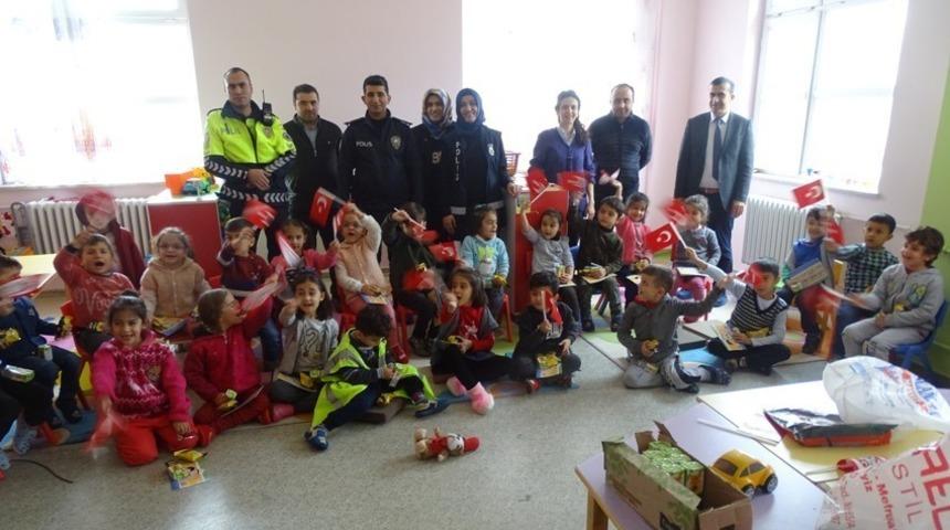 Minik &ouml;ğrencilere trafik eğitimi