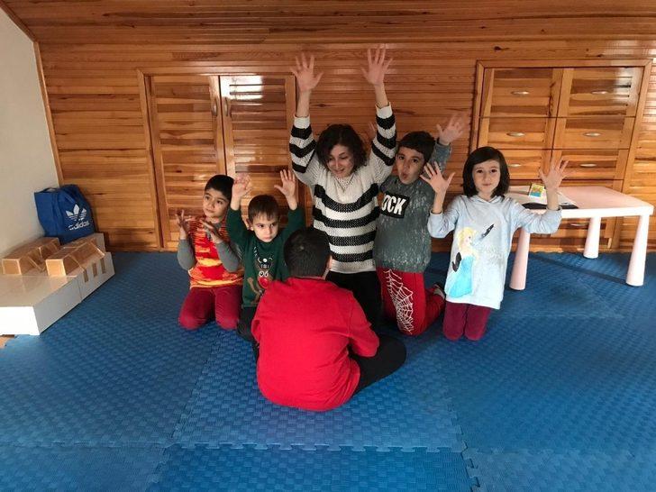 Otizmli çocuklar sanat ve müzik atölyeleri ile hayata tutunuyor G1