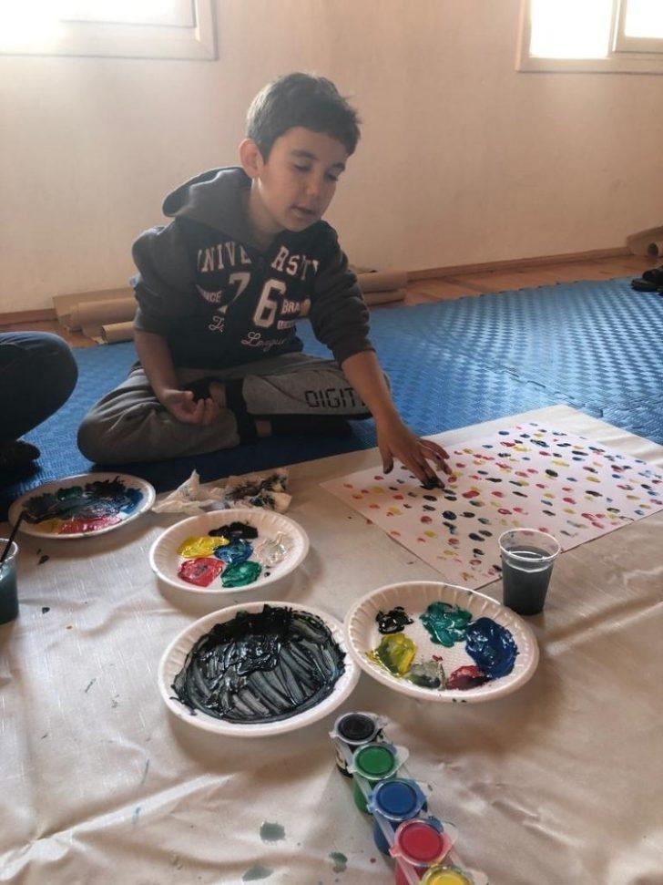 Otizmli çocuklar sanat ve müzik atölyeleri ile hayata tutunuyor G4