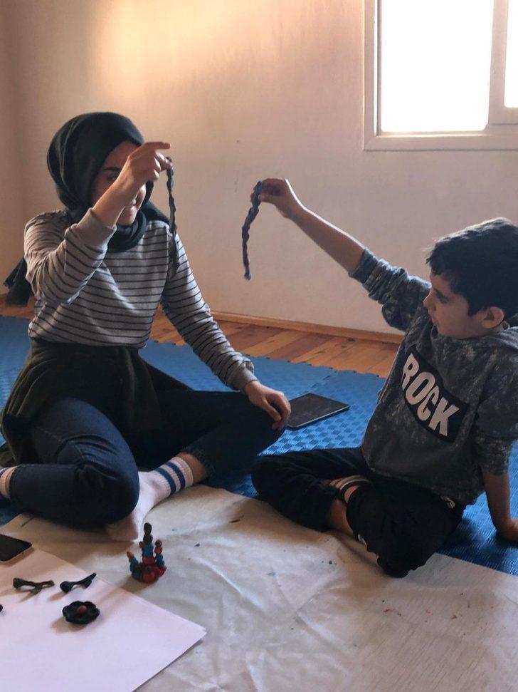 Otizmli çocuklar sanat ve müzik atölyeleri ile hayata tutunuyor G5