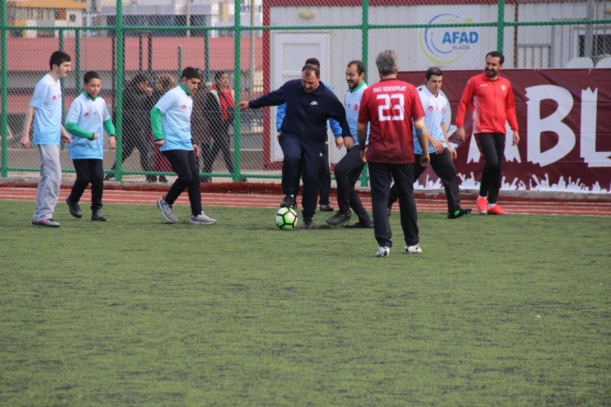Elazığ protokol&uuml;, &ouml;zel bireylerle futbol oynadı