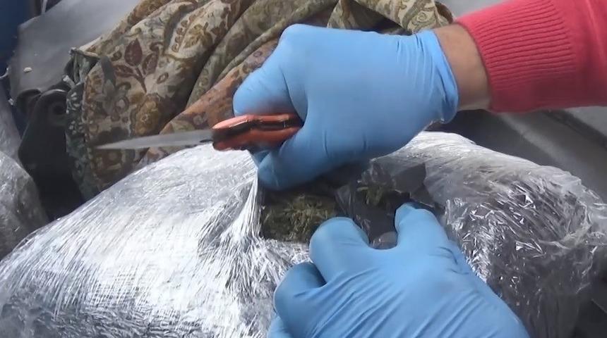 Kamyonet kabinindeki 18 kilo 600 gram esrarla ilgili 2 ş&uuml;pheli tutuklandı