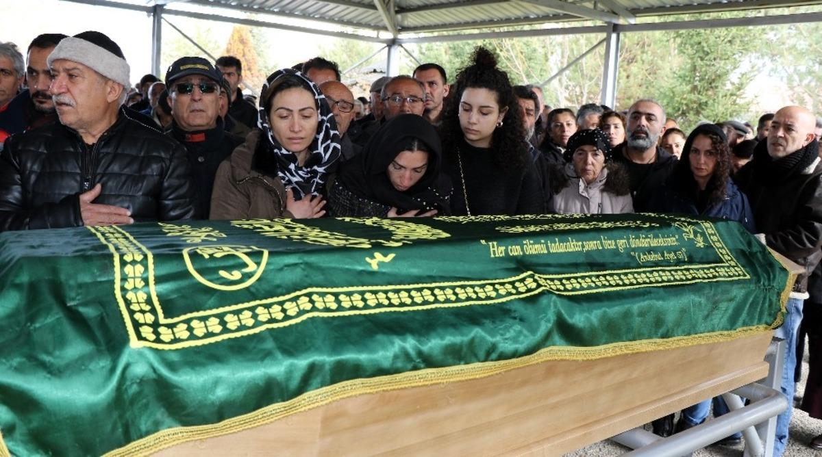İsvi&ccedil;re&rsquo;de trafik kazasında hayatını kaybeden 3 kişi Erzincan&rsquo;da son yolculuklarına uğurlandı